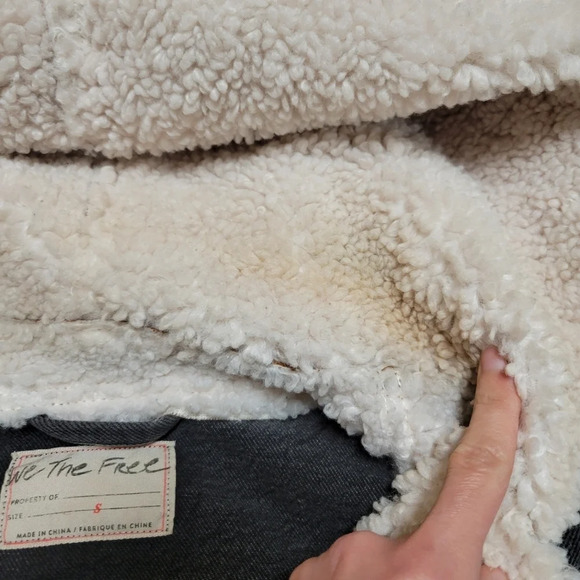 Free people perry hooded denim jacket in washed black sherpa trim size S - Picture 8 of 11